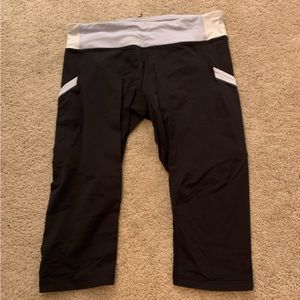 Black Lululemon cropped leggings